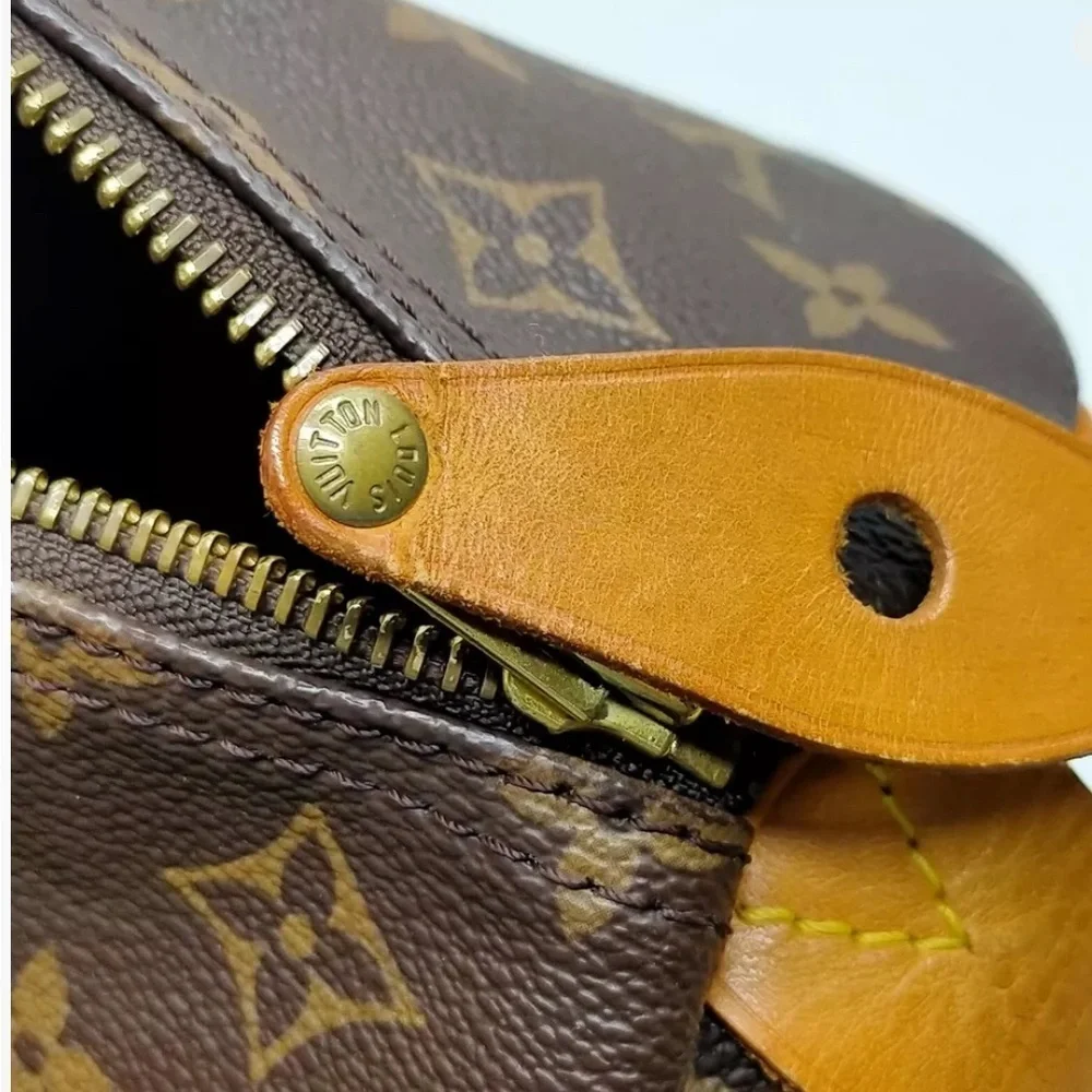 - Louis Vuitton authentic Speedy 30 vintage. With COA